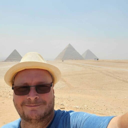 Picture om in front of all three of the great pyramids